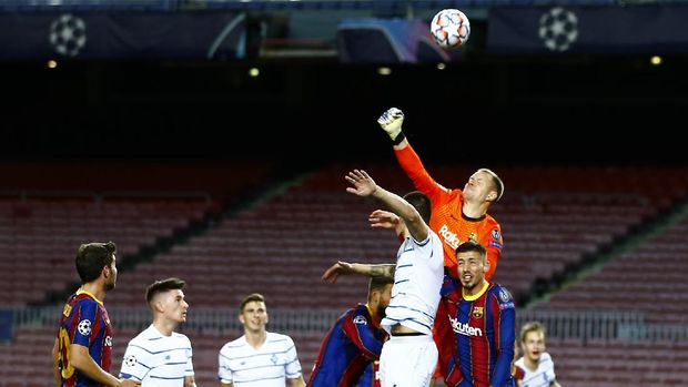 Barcelona's goalkeeper Marc-Andre ter Stegen top right, clears the ball during the Champions League group G soccer match between FC Barcelona and Dynamo Kyiv at the Camp Nou stadium in Barcelona, Spain, Wednesday, Nov. 4, 2020. (AP Photo/Joan Monfort)