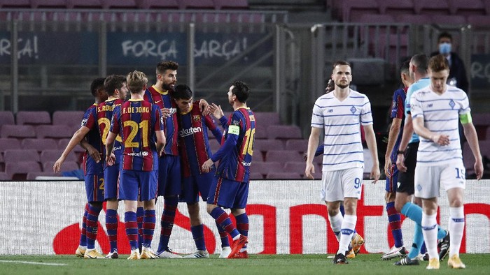 BARCELONA, SPAIN - NOVEMBER 04: Gerard Pique of Barcelona celebrates with his team mates after scoring his sides second goal during the UEFA Champions League Group G stage match between FC Barcelona and Dynamo Kyiv at Camp Nou on November 04, 2020 in Barcelona, Spain. Sporting stadiums around Spain remain under strict restrictions due to the Coronavirus Pandemic as Government social distancing laws prohibit fans inside venues resulting in games being played behind closed doors. (Photo by Eric Alonso/Getty Images)