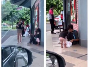 Salut! Wanita Ini Belikan Makanan untuk Bocah Tunawisma di Emperan Salut! Wanita Ini Belikan Makanan untuk Bocah Tunawisma di Emperan