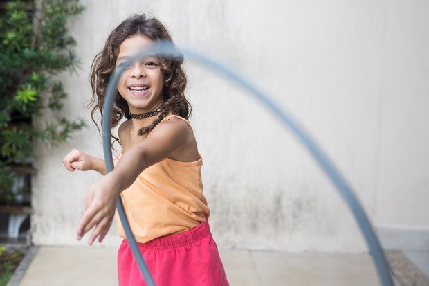 bermain hula hoop/photo by patricia prudente on Unsplash bermain hula hoop
