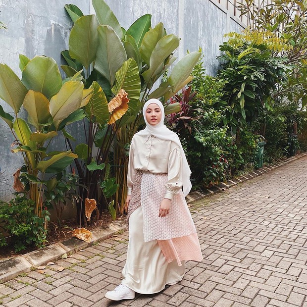 Blouse dengan rok unik/instagram.com/natasharizkynew Blouse dengan rok unik