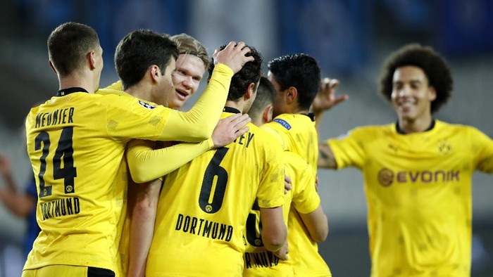 Dortmunds Thorgan Hazard, center, is congratulated by teammates after scoring the opening goal of the match during a Champions League Group F soccer match between Brugge and Borussia Dortmund at the Jan Breydel stadium in Bruges, Belgium, Wednesday, Nov. 4, 2020. (AP Photo/ Francisco Seco)
