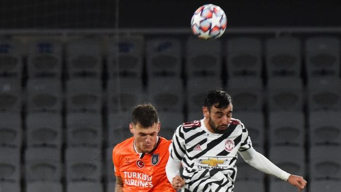 ISTANBUL, TURKEY - NOVEMBER 04: Martin Skrtel of Istanbul Basaksehir  battles for possession with in the air with Bruno Fernandes of Manchester United  during the UEFA Champions League Group H stage match between Istanbul Basaksehir and Manchester United at Basaksehir Fatih Terim Stadyumu on November 04, 2020 in Istanbul, Turkey. Sporting stadiums around Turkey remain under strict restrictions due to the Coronavirus Pandemic as Government social distancing laws prohibit fans inside venues resulting in games being played behind closed doors. (Photo by Burak Kara/Getty Images)