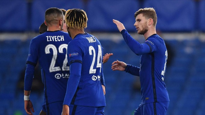 LONDON, ENGLAND - NOVEMBER 04: Timo Werner of Chelsea  celebrates after scoring his teams second goal from the penalty spot during the UEFA Champions League Group E stage match between Chelsea FC and Stade Rennais at Stamford Bridge on November 04, 2020 in London, England. Sporting stadiums around the UK remain under strict restrictions due to the Coronavirus Pandemic as Government social distancing laws prohibit fans inside venues resulting in games being played behind closed doors.  (Photo by Ben Stansall - Pool/Getty Images)