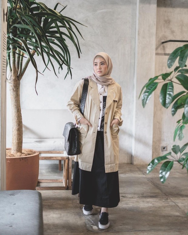 Coat dan rok lurus/instagram.com/natasharizkynew Coat dan rok lurus