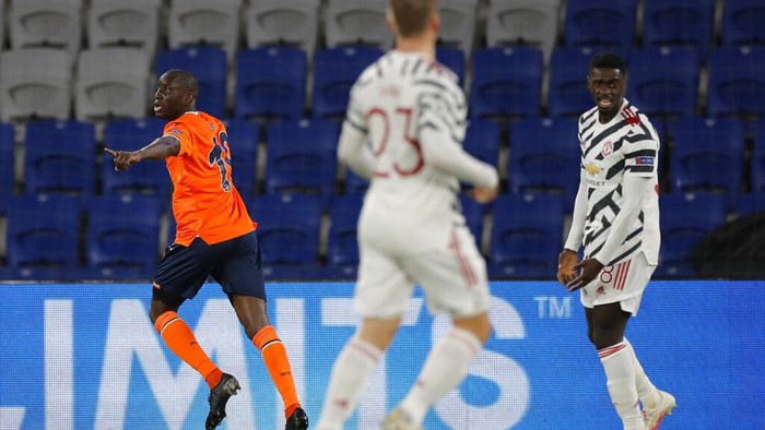 Basaksehirs Demba Ba, left, celebrates after scoring his sides opening goal during the Champions League group H soccer match between Istanbul Basaksehir and Manchester United at the Fatih Terim stadium in Istanbul, Wednesday, Nov. 4, 2020. (AP Photo)