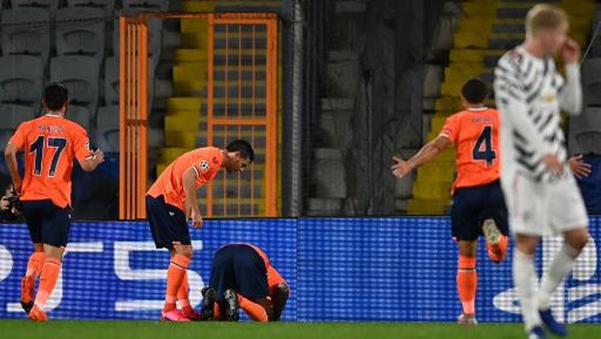Demba Ba merayakan gol ke gawang Manchester United dengan sujud syukur. (Foto: AFP/OZAN KOSE)