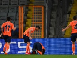 Sujud Syukur Demba Ba Usai Jebol Gawang Setan Merah