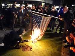 Rusuh! Massa Anti-Biden di Portland Bentrok dengan Polisi