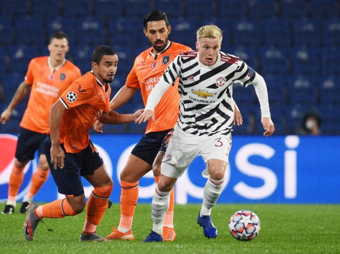 ISTANBUL, TURKEY - NOVEMBER 04: Rafael of Istanbul Basaksehir and Irfan Can Kahveci of Istanbul Basaksehir  battles for possession with  Donny van de Beek of Manchester United  during the UEFA Champions League Group H stage match between Istanbul Basaksehir and Manchester United at Basaksehir Fatih Terim Stadyumu on November 04, 2020 in Istanbul, Turkey. Sporting stadiums around Turkey remain under strict restrictions due to the Coronavirus Pandemic as Government social distancing laws prohibit fans inside venues resulting in games being played behind closed doors. (Photo by Burak Kara/Getty Images)