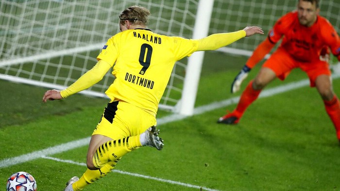 Dortmunds Erling Haaland prepares to take a shot on goal during the Champions League Group F soccer match between Brugge and Borussia Dortmund at the Jan Breydel stadium in Bruges, Belgium, Wednesday, Nov. 4, 2020. (AP Photo/ Francisco Seco)