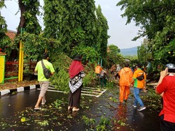 Taman Wisata Kyai Langgeng Magelang Diterjang Angin Kencang