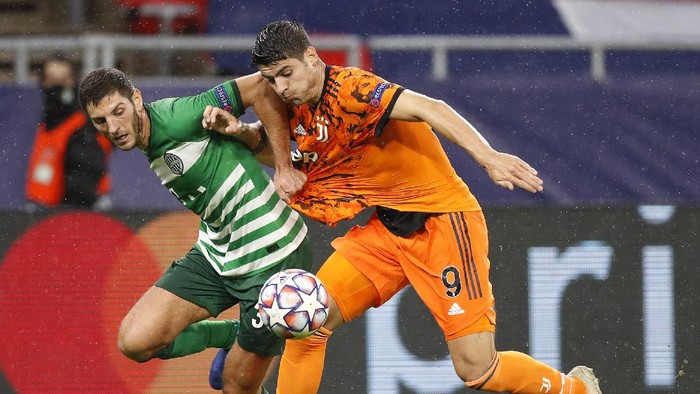 Ferencvaros Lasha Dvali, left, challenges Juventus Alvaro Morata during the Champions League Group G soccer match between Ferencvaros and Juventus at the Puskas Arena in Budapest, Hungary, Wednesday, Nov. 4, 2020. (AP Photo/Laszlo Balogh)