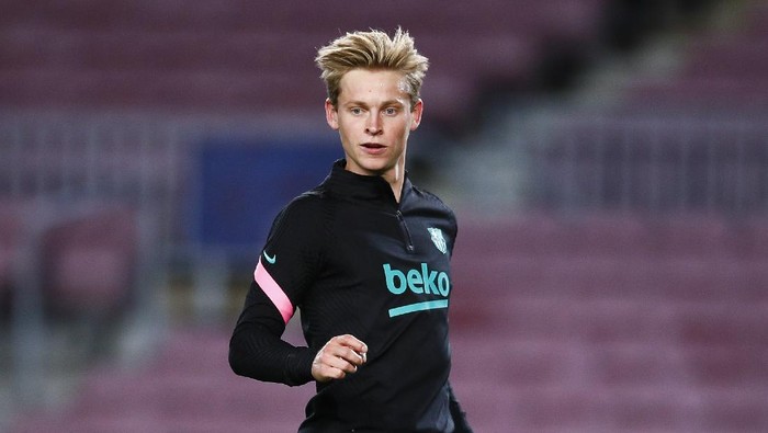 BARCELONA, SPAIN - NOVEMBER 04: Frenkie De Jong of FC Barcelona warms up prior the UEFA Champions League Group G stage match between FC Barcelona and Dynamo Kyiv at Camp Nou on November 04, 2020 in Barcelona, Spain. (Photo by Eric Alonso/Getty Images)