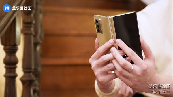 Dear Sultan, Ini HP Layar Lipat Mewah Samsung Harga Rp 43 Juta