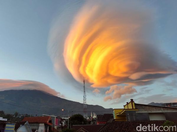 Subhanallah, Dua Awan Lentikularis Hiasi Langit Gunung Welirang-Anjasmoro