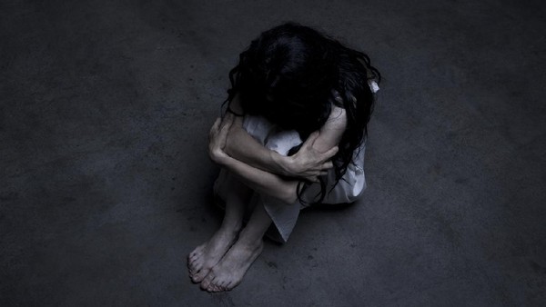 Ilustrasi bunuh diri Lonely girl sitting on the floor