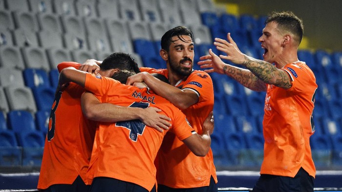 ISTANBUL, TURKEY - NOVEMBER 04: Edin Visca of Istanbul Basaksehir celebrates with Danijel Aleksic of Istanbul Basaksehir and Rafael of Istanbul Basaksehir after scoring his sides second goal during the UEFA Champions League Group H stage match between Istanbul Basaksehir and Manchester United at Basaksehir Fatih Terim Stadyumu on November 04, 2020 in Istanbul, Turkey. Sporting stadiums around Turkey remain under strict restrictions due to the Coronavirus Pandemic as Government social distancing laws prohibit fans inside venues resulting in games being played behind closed doors. (Photo by Burak Kara/Getty Images)