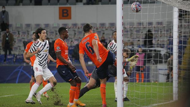 Basaksehir's Alexandru Epureanu, right, clears the ball during the Champions League group H soccer match between Istanbul Basaksehir and Manchester United at the Fatih Terim stadium in Istanbul, Wednesday, Nov. 4, 2020. (AP Photo)