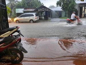 Diguyur Hujan Deras, Jalan di Medan Tergenang Banjir