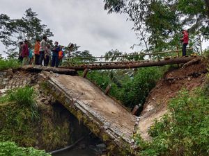 Tersapu Banjir, Jembatan Antardesa di Trenggalek Putus