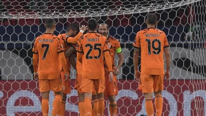 Juventus Argentine forward Paulo Dybala (C) celebrates scoring with team mates during the UEFA Champions League Group G football match Ferencvaros TC v Juventus at the Puskas Arena in Budapest, Hungary, on November 4, 2020. (Photo by Attila KISBENEDEK / AFP)