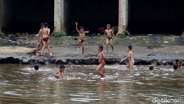 Kegirangan di Water Park Kanal Banjir Barat