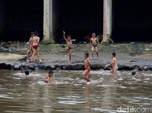 Kegirangan di Water Park Kanal Banjir Barat