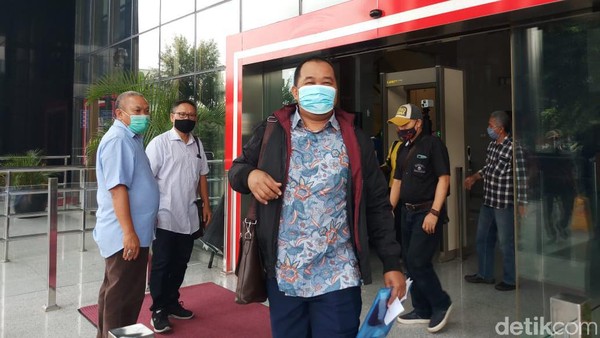 Koordinator Masyarakat Anti Korupsi Indonesia (MAKI) Boyamin Saiman tiba di KPK.
