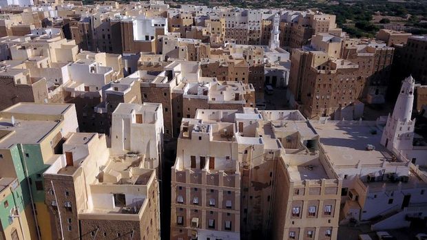 An aerial picture taken on October 17, 2020, shows a view of Shibam City in Yemen's central Hadramawt governorate. - Against the backdrop of what resembles the Grand Canyon stands Yemen's ancient city of Shibam, the 'Manhattan of the desert' that has largely been spared by war but remains at the mercy of natural disasters. (Photo by - / AFP)