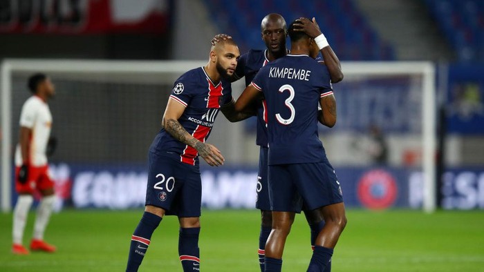 LEIPZIG, GERMANY - NOVEMBER 04: Danilo Pereira of Paris Saint-Germain interacts with Layvin Kurzawa of Paris Saint-Germain and Presnel Kimpembe of Paris Saint-Germain  during the UEFA Champions League Group H stage match between RB Leipzig and Paris Saint-Germain at Red Bull Arena on November 04, 2020 in Leipzig, Germany. Sporting stadiums around Germany remain under strict restrictions due to the Coronavirus Pandemic as Government social distancing laws prohibit fans inside venues resulting in games being played behind closed doors. (Photo by Maja Hitij/Getty Images)