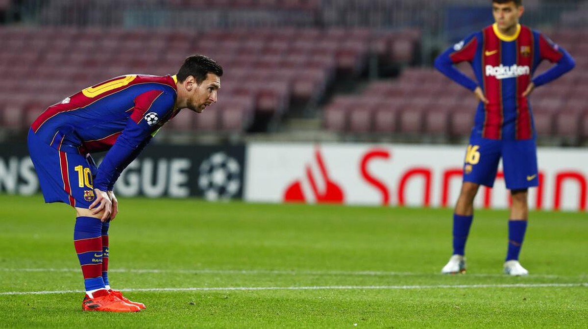 Lionel Messi (kiri) mengaku lelah selalu disalahkan di Barcelona. (Foto: AP/Joan Monfort)