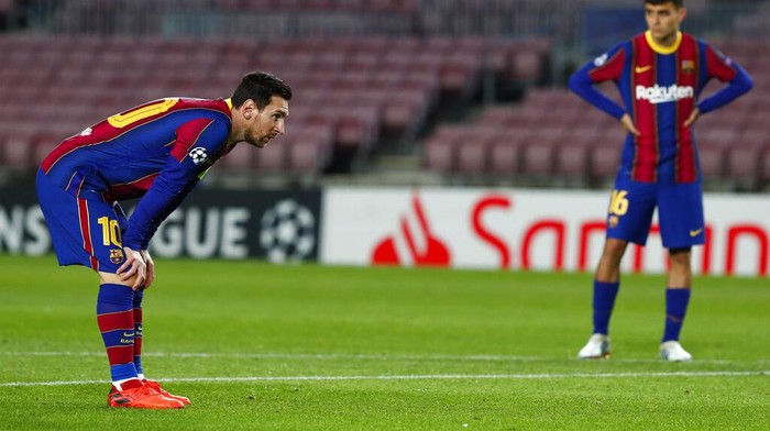 Barcelonas Lionel Messi, left, during the Champions League group G soccer match between FC Barcelona and Dynamo Kyiv at the Camp Nou stadium in Barcelona, Spain, Wednesday, Nov. 4, 2020. (AP Photo/Joan Monfort)