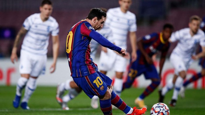 BARCELONA, SPAIN - NOVEMBER 04: Lionel Messi of Barcelona scores his sides first goal from the penalty spot during the UEFA Champions League Group G stage match between FC Barcelona and Dynamo Kyiv at Camp Nou on November 04, 2020 in Barcelona, Spain. Sporting stadiums around Spain remain under strict restrictions due to the Coronavirus Pandemic as Government social distancing laws prohibit fans inside venues resulting in games being played behind closed doors. (Photo by Eric Alonso/Getty Images)