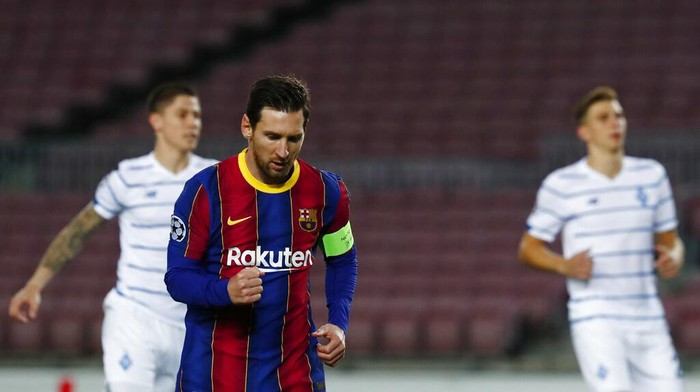 Barcelonas Lionel Messi celebrates after scoring from a penalty kick during the Champions League group G soccer match between FC Barcelona and Dynamo Kyiv at the Camp Nou stadium in Barcelona, Spain, Wednesday, Nov. 4, 2020. (AP Photo/Joan Monfort)