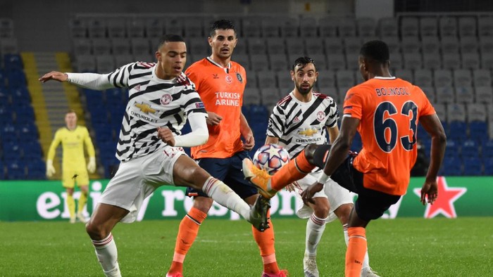ISTANBUL, TURKEY - NOVEMBER 04: Mason Greenwood of Manchester United  battles for possession with  Boli Bolingoli of Istanbul Basaksehir  during the UEFA Champions League Group H stage match between Istanbul Basaksehir and Manchester United at Basaksehir Fatih Terim Stadyumu on November 04, 2020 in Istanbul, Turkey. Sporting stadiums around Turkey remain under strict restrictions due to the Coronavirus Pandemic as Government social distancing laws prohibit fans inside venues resulting in games being played behind closed doors. (Photo by Burak Kara/Getty Images)
