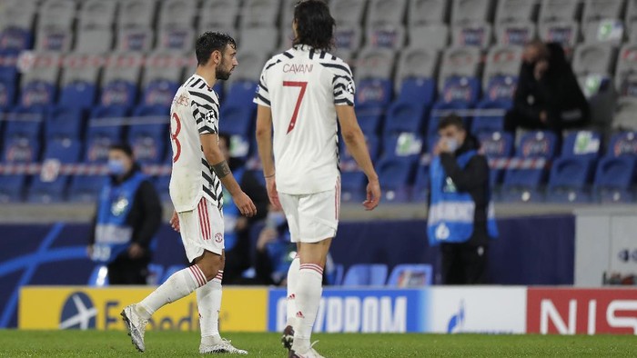 Manchester Uniteds Bruno Fernandes, left, and Manchester Uniteds Edinson Cavani walk in dejection at the end of the Champions League group H soccer match between Istanbul Basaksehir and Manchester United at the Fatih Terim stadium in Istanbul, Wednesday, Nov. 4, 2020. Istanbul Basaksehir won 2-1. (AP Photo)