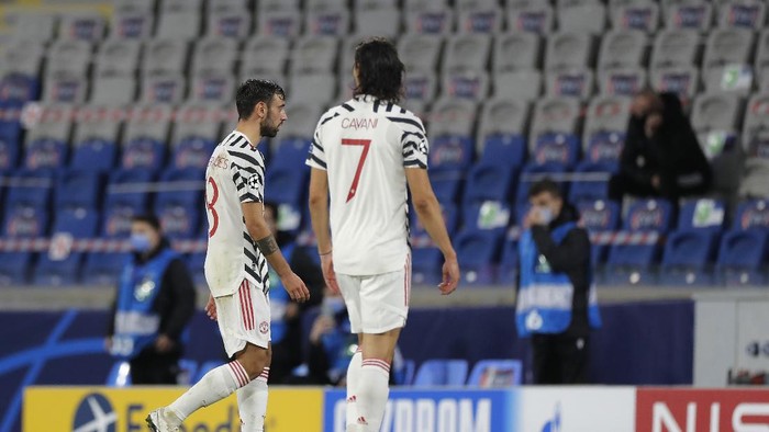 Manchester Uniteds Bruno Fernandes, left, and Manchester Uniteds Edinson Cavani walk in dejection at the end of the Champions League group H soccer match between Istanbul Basaksehir and Manchester United at the Fatih Terim stadium in Istanbul, Wednesday, Nov. 4, 2020. Istanbul Basaksehir won 2-1. (AP Photo)