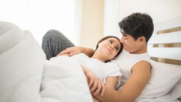 Orgasme akan membuat kamu ingin berbagi lebih banyak dengan pasangan setelah seks. Ini dikenal sebagai pillow-talk yang membangun kedekatan dan keintiman antar pasangan.