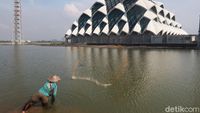 Foto: Saat Masjid Jadi Tempat Mancing Ikan