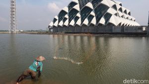 Foto: Saat Masjid Jadi Tempat Mancing Ikan