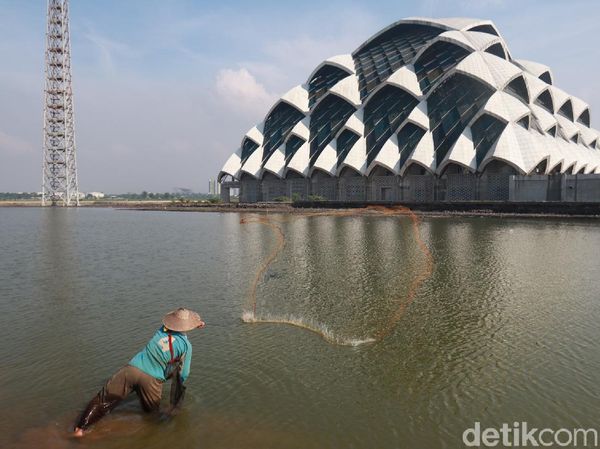 Foto: Saat Masjid Jadi Tempat Mancing Ikan