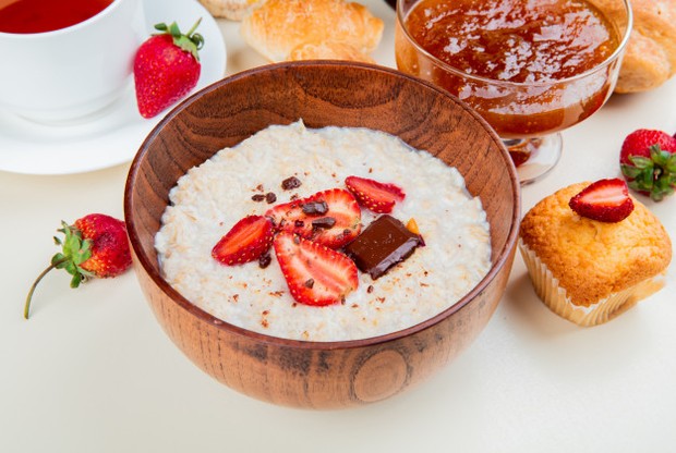 Membantu Mengontrol Berat Badan/freepik.com Sebuah penelitian dari Journal of the American College of Nutrition membuktikan seorang peserta yang makan oatmeal akan mengalami rasa kenyang lebih lama.