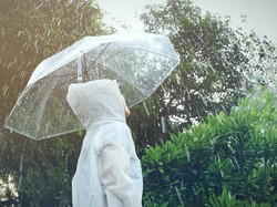 Curah Hujan Sedang Tinggi, Begini Cara Jaga Tubuh Tetap Fit & Sehat