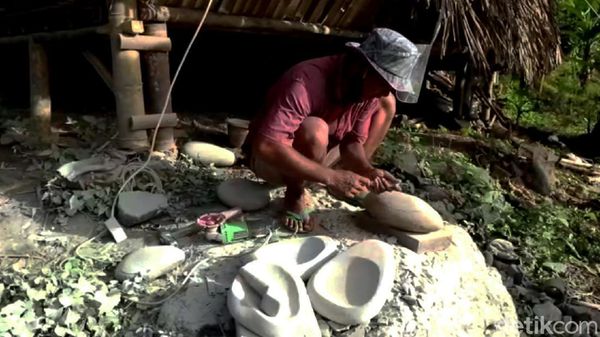 Nganggur Imbas Corona, Warga Sukabumi Ini Bikin Cobek Bernilai Seni