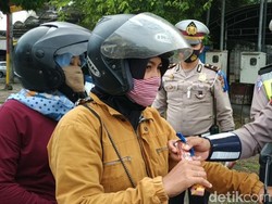 Pengguna Jalan di Pacitan yang Tertib Lalu Lintas Dapat Cokelat