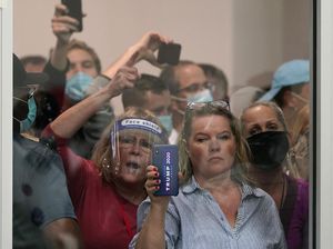 Marah, Pendukung Trump Minta Penghitungan Suara di Michigan Disetop