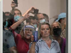 Marah, Pendukung Trump Minta Penghitungan Suara di Michigan Disetop