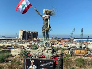 Seniman Ini Bikin Patung Indah dari Sisa-sisa Ledakan Beirut Seniman Ini Bikin Patung Indah dari Sisa-sisa Ledakan Beirut