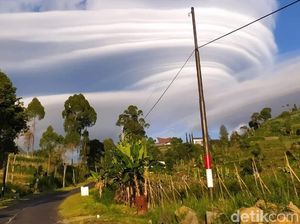 Penampakan Topi Awan di Gunung Lawu Pagi Tadi Penampakan Topi Awan di Gunung Lawu Pagi Tadi